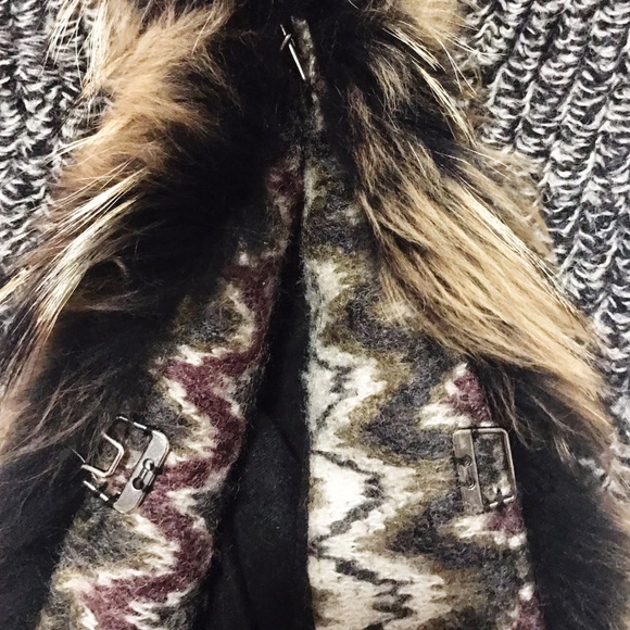 Dolce Cabo knit wool sweater-jacket with raccoon fur. - Picture 7 of 8